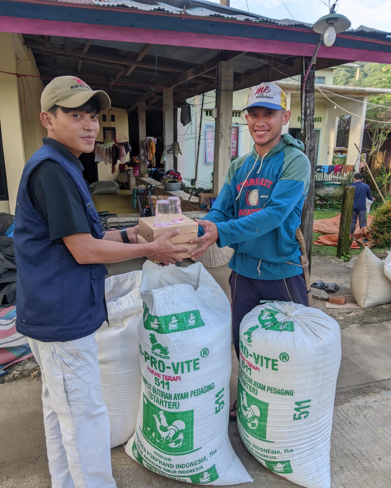 Mahasiswa KKN STIBA Tebar Iftar, Warga Samangki Antusias Sambut Kebersamaan