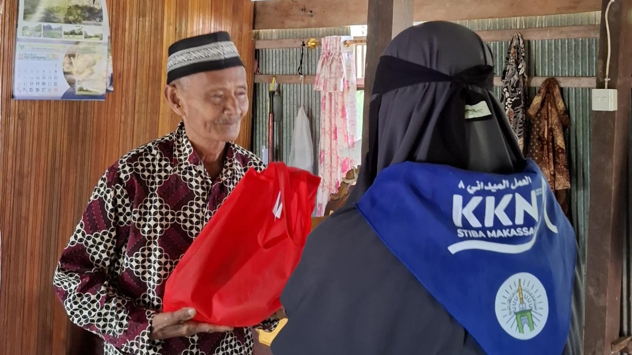 Terharu Kehadiran Mahasiswa KKN, Imam Dusun: Mereka Seperti Jawaban Doa Saya