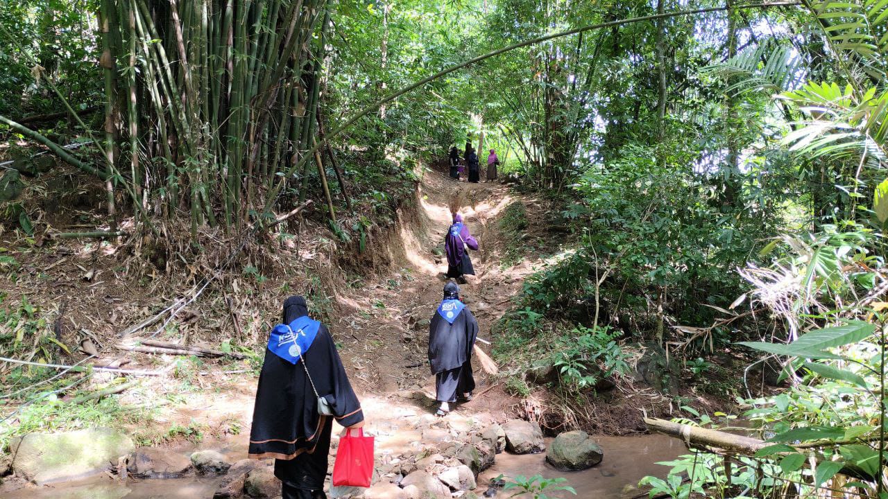 Demi Masjid Bersih, Mahasiswi KKN STIBA Rela Mendaki dan Melewati Sungai