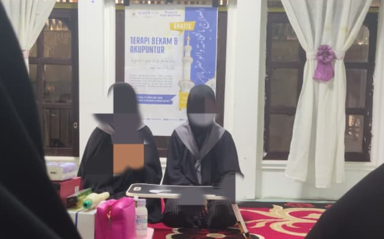 Sehat Sesuai Sunah: Ibu-Ibu Kale Bentang Antre Bekam dan Akupuntur Gratis