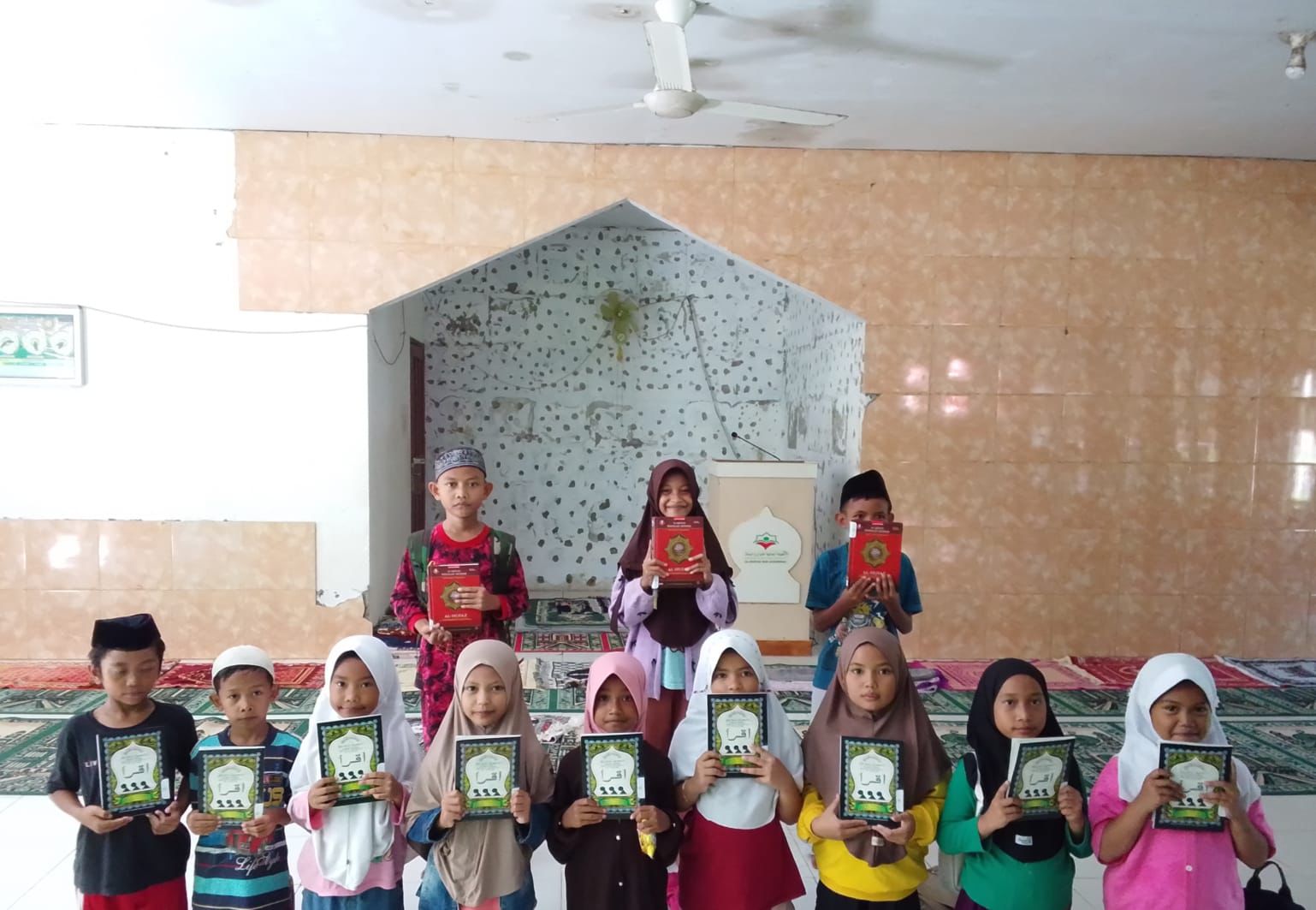 Mahasiswi KKN IX IAI STIBA Makassar Salurkan Iqro’ dan Al-Qur’an kepada Anak-Anak TPA Nurul Hidayah