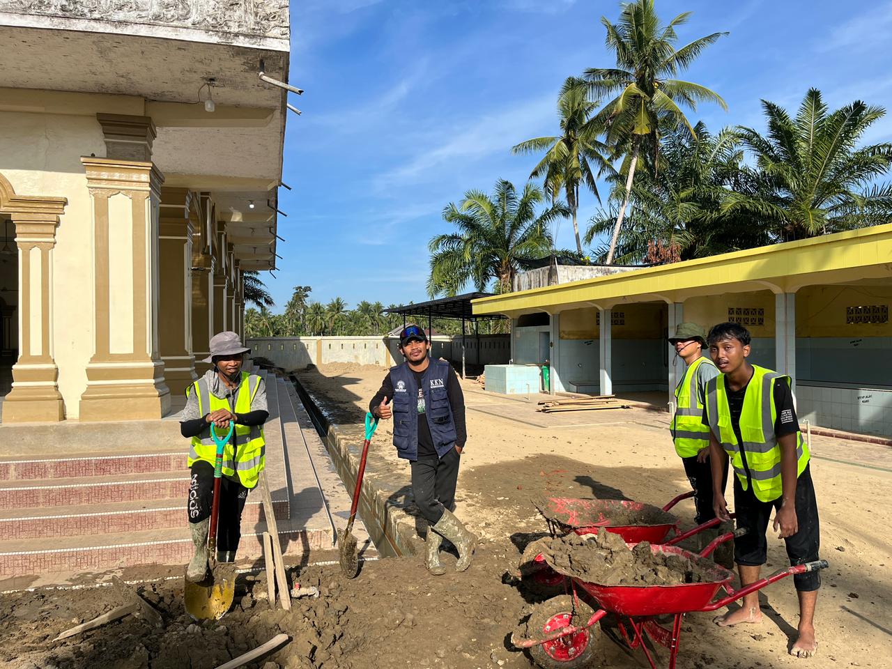 Aksi Mahasiswa KKN IAI STIBA Makassar Pulihkan Masjid Assa’da Pasca Banjir Sentuh Hati Warga