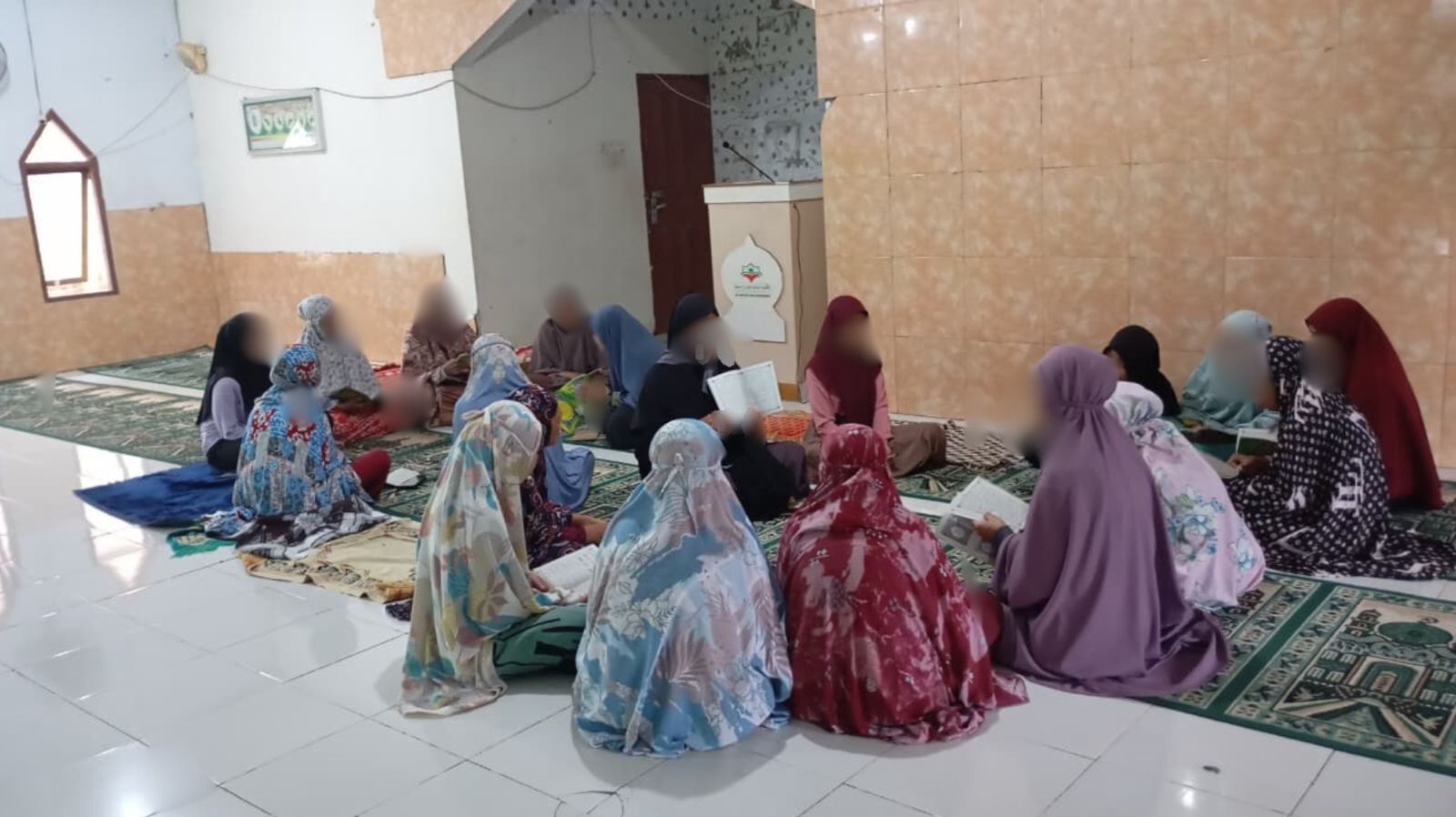 Tak Ada Kata Terlambat Belajar Al-Qur’an: 25 Ibu-Ibu Kuntujamarro Perbaiki Bacaan Lewat Dirosa Lewat Mahasiswi KKN
