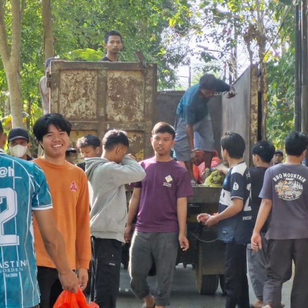 Awali Semester dengan Kepedulian, Mahasiswa IAI STIBA Makassar Kerja Bakti Bersama Warga